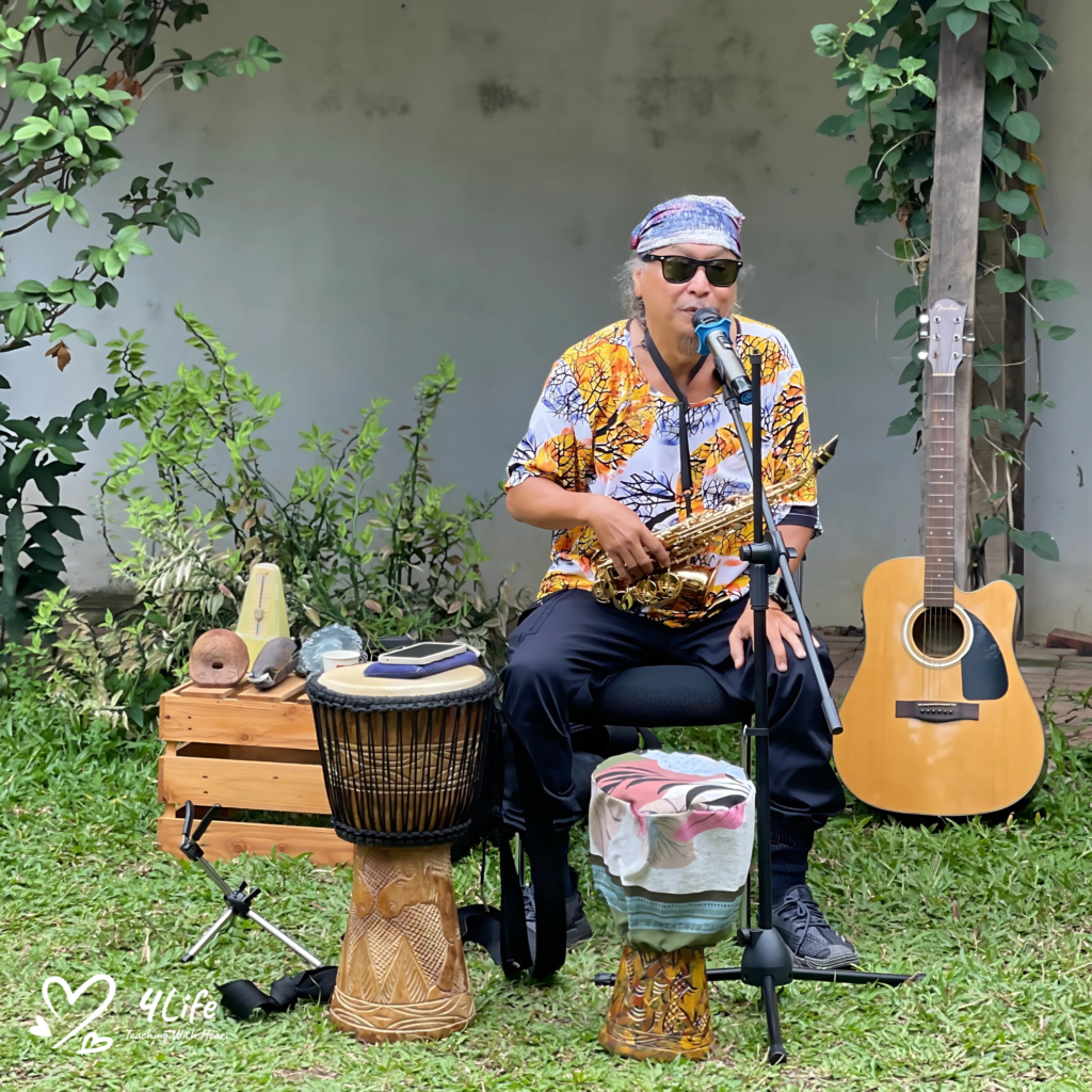 4Life Kindergarten had the unique opportunity to welcome renowned artist Diệp Chí Huy for an inspiring workshop centered around the Djembe—a traditional West African drum.