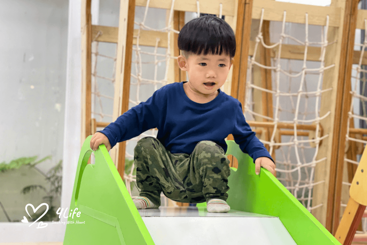 Observe Children the Montessori Way